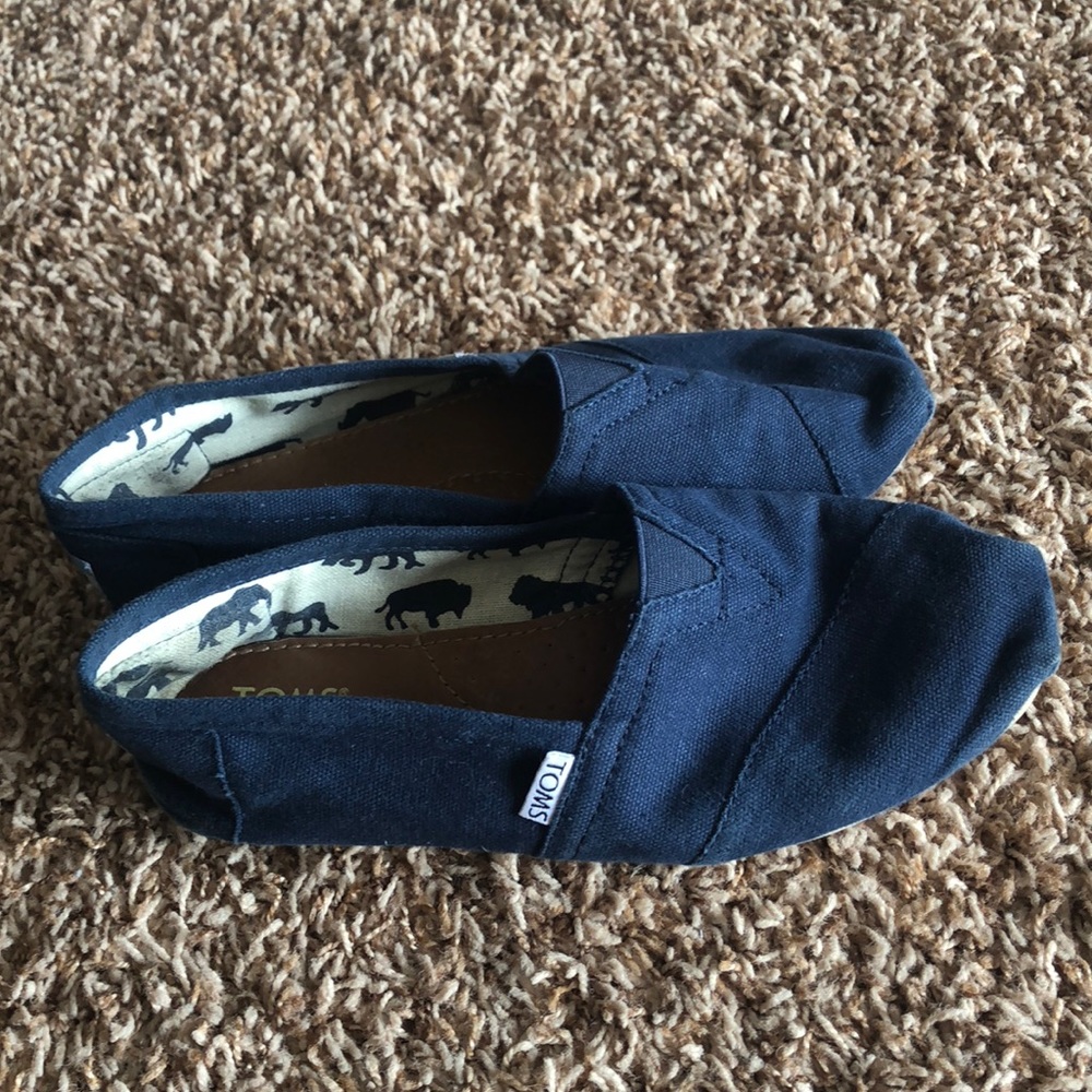 Navy toms